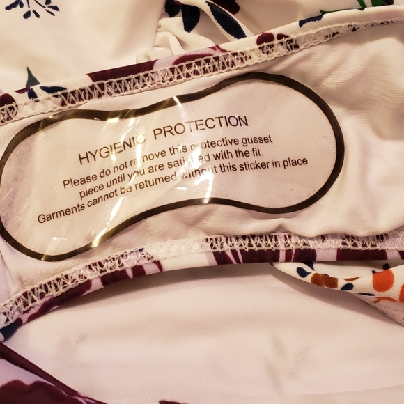 Cupshe NWT Rose Garden Wrap one Piece Swimsuit Sz M - Picture 4 of 4